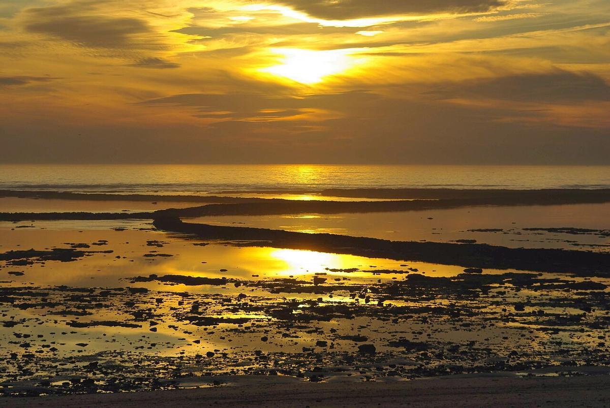 Puesta de sol en Los Corrales de Rota.
