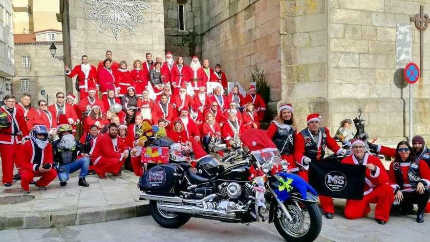 Los papanoeles moteros posan ante el templo viejo de Marín. // Santos Álvarez