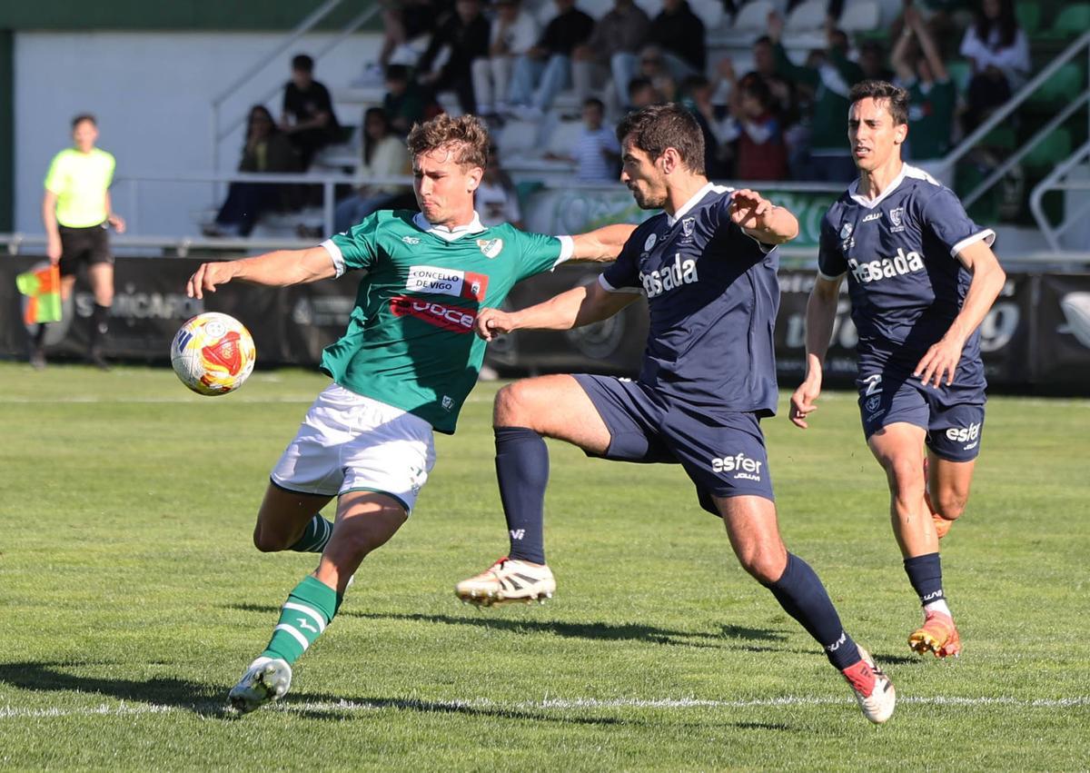 Sola trata de disparar durante el partido de ayer.