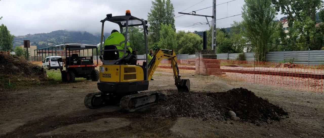 Obras de soterramiento de las vías de la línea de Feve en Langreo. | M. Á. G.