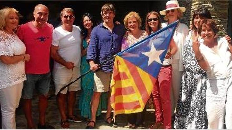 Rahola i Puigdemont, al centre, envoltats dels amics i familiars que els van acompanyar en la paella.