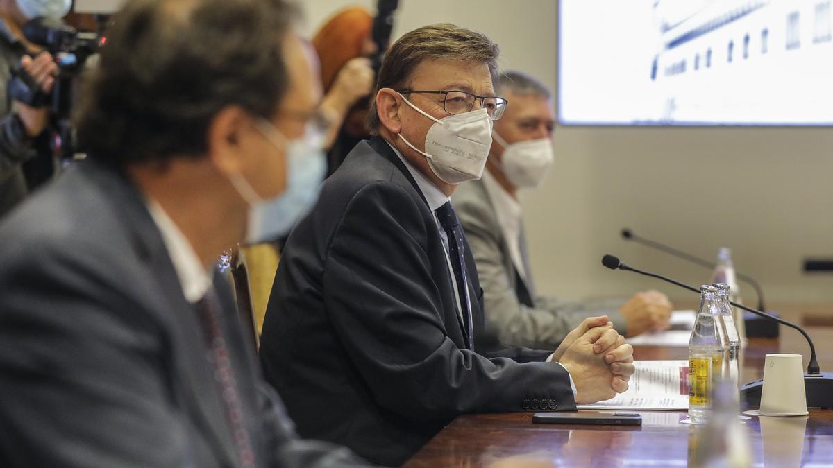 El president de la Generalitat, Ximo Puig (c), durante una reunión con el secretario general de UGT-PV, y el secretario general de CCOO-PV, a 3 de mayo de 2021, en Valencia, Comunidad Valenciana, (España).