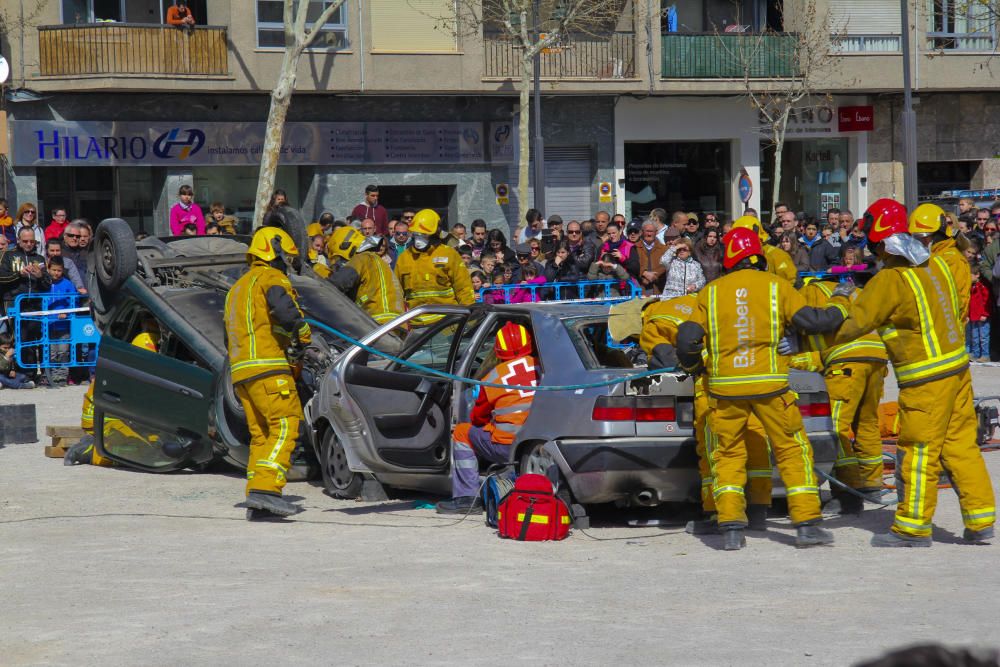 Los bomberos protagonizan rescatan a dos personas tras un accidente de tráfico ante numeroso público