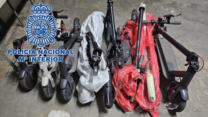 Los patinetes recuperados por la Policía envueltos en rafia vieja como si no tuvieran valor