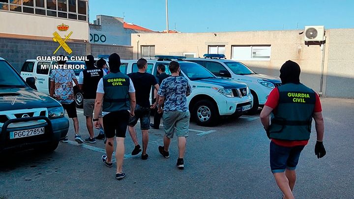 La Guardia Civil detiene en Torrevieja a un grupo criminal que tenía un negocio de viviendas usurpadas