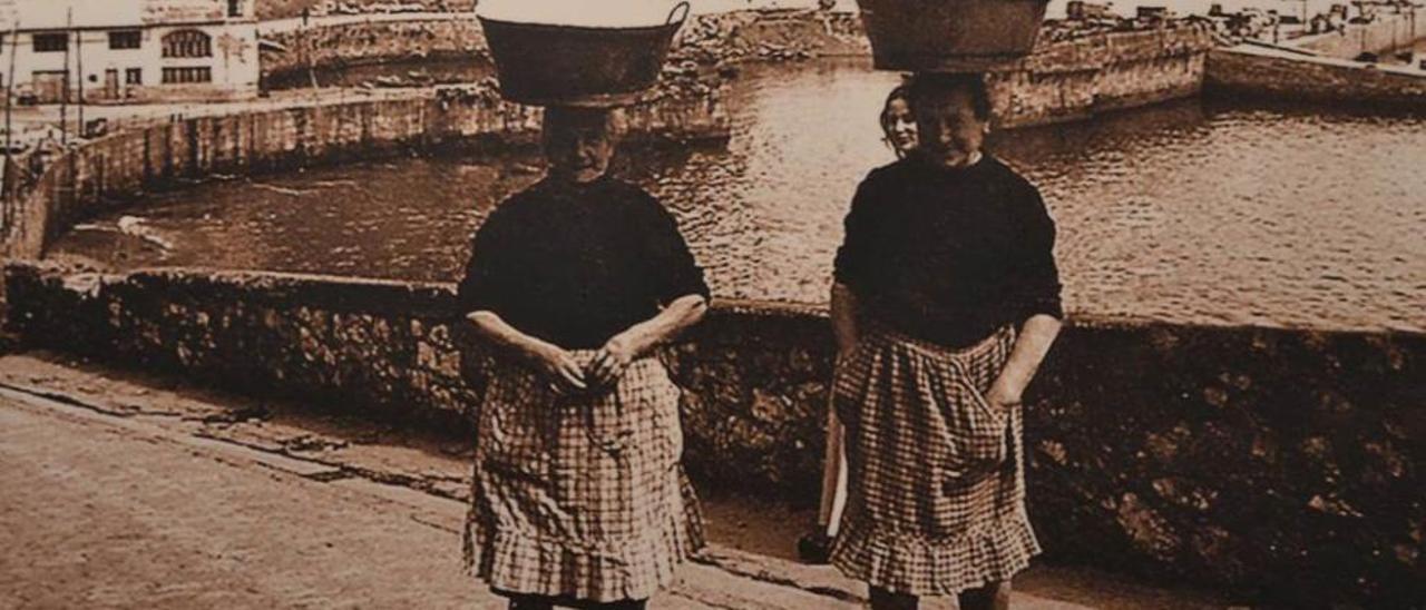 Dos mujeres lastrinas, en la cuesta del muelle.