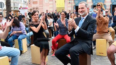 El momento flamenco de los reyes en Cádiz: don Felipe toca el cajón y Letizia lo baila con vestido de flecos