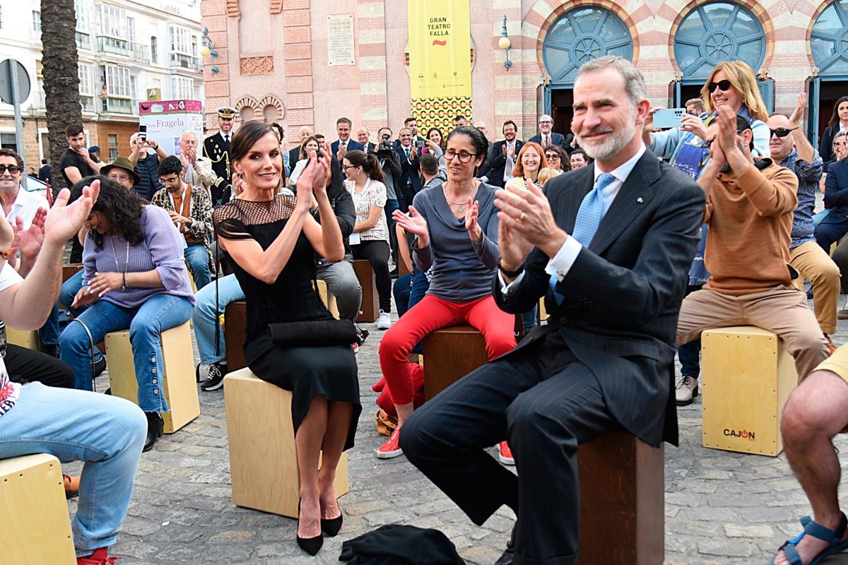 El momento flamenco de los reyes en Cádiz: don Felipe toca el cajón y Letizia lo disfruta con flecos