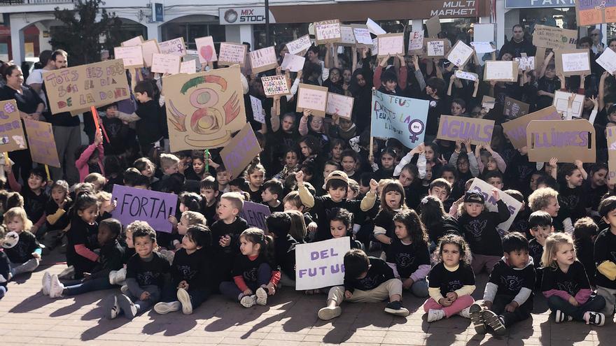 Altea celebra el 8M con la participación de 400 alumnos del CEIP Garganes