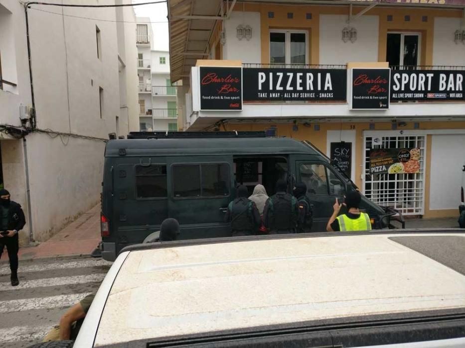 Agentes durante el registro de la primera de las viviendas en la calle Cervantes.