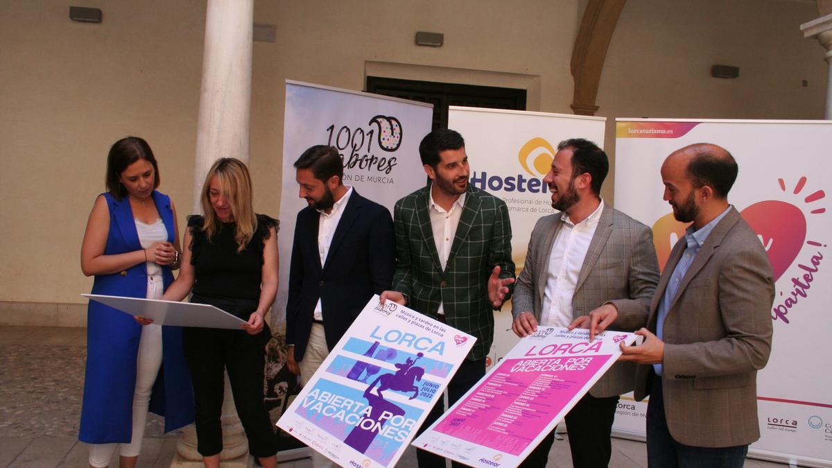 Ana Isabel Sánchez, María Ángeles Mazuecos, Juan Francisco Martínez, Jesús Abellaneda, Francisco Morales y José Ángel Ponce, durante la presentación de ‘Lorca, abierta por vacaciones’, este martes.