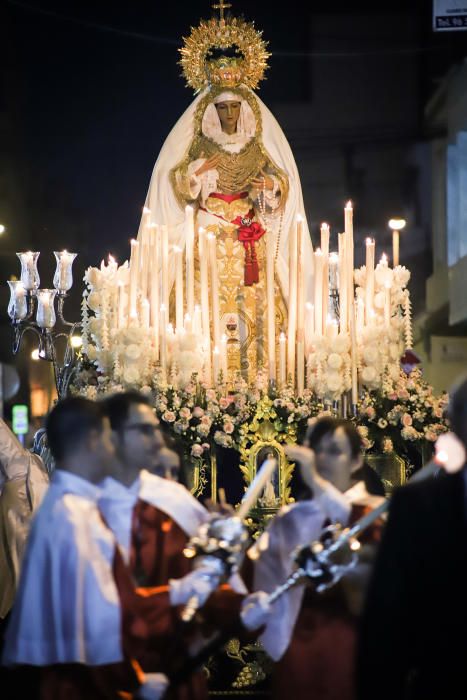 La imagen de María Santísima de la Victoria procesiona por primera vez en Torrevieja portada por 21 costaleros y costaleras