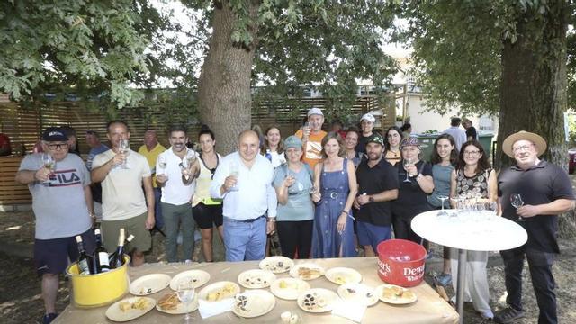 Sobre estas liñas, brinde de autoridades o pasado ano. Á dereita, | // D.P.