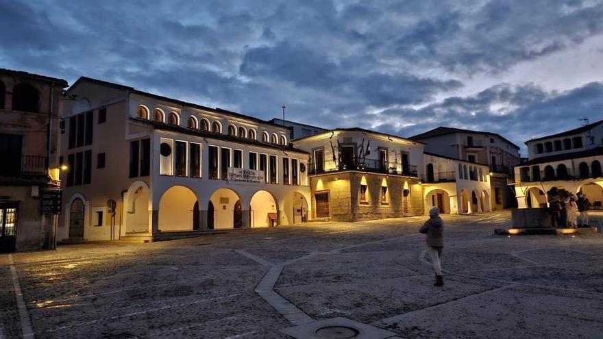 La Plaza Mayor de Garrovillas estrena iluminación integral que realza su valor