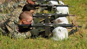 Nuevos reclutas de la Guardia Nacional de Letonia participan en un entrenamiento de tiro en Daugavpils. 