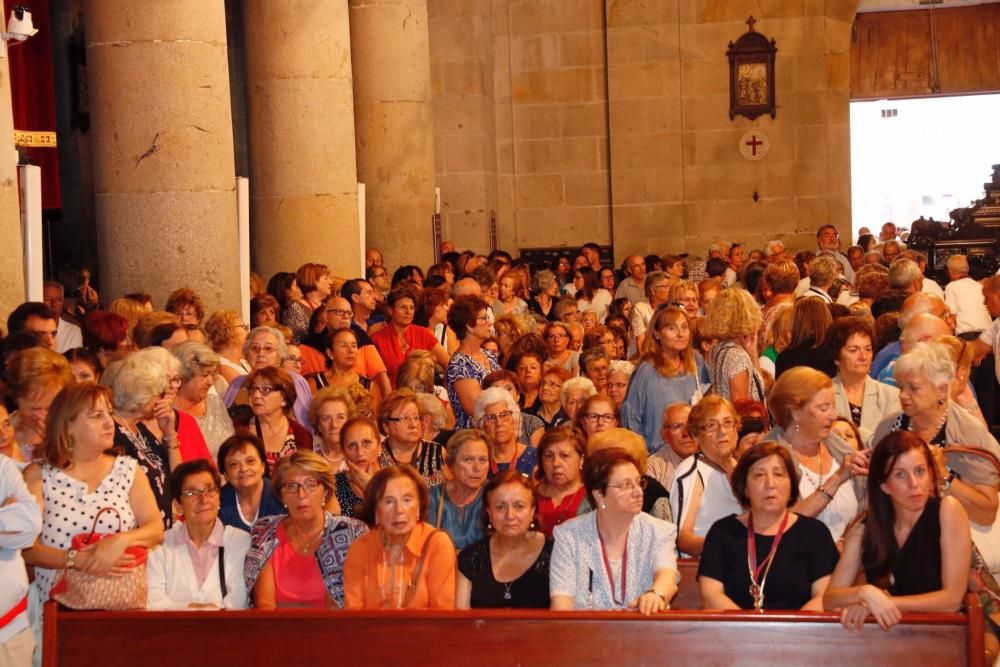 Cientos de vigueses le rindieron tributo al Cristo de la Victoria después de que una veintena de costaleros lo bajasen a hombros.