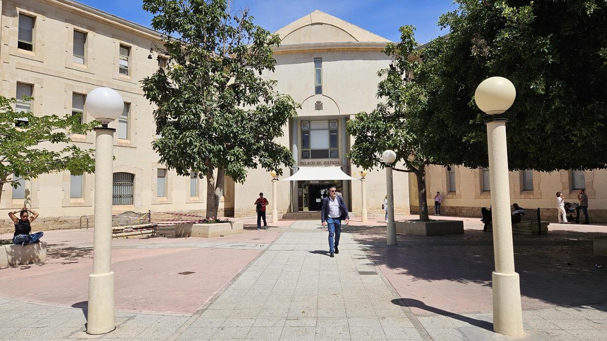 Imagen que ofrecía este martes el acceso al Palacio de Justicia de Alicante.