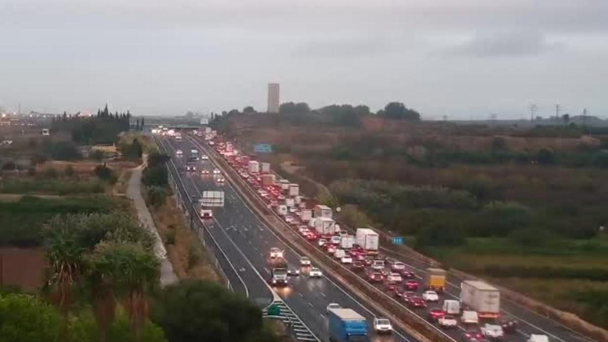 La caravana de coches en la A-7 a la altura de Picassent.