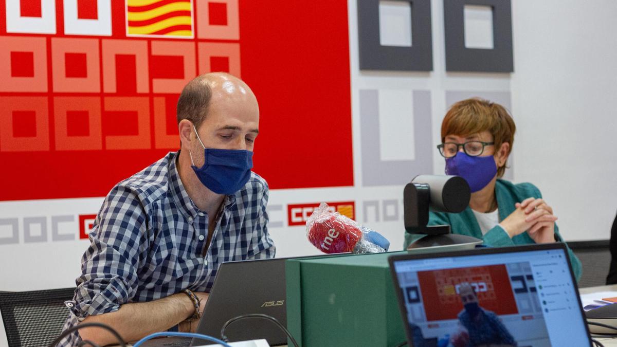 Paco González Remón y Delia Lozana, representantes de CCOO Aragón, en la rueda de prensa ofrecida este jueves en Zaragoza.