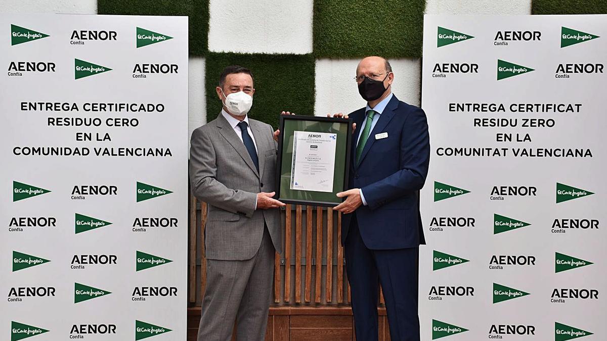 Salvador Ibáñez entrega el certificado al director regional de El Corte Inglés, Juan Sabater Rosell. | LEVANTE-EMV