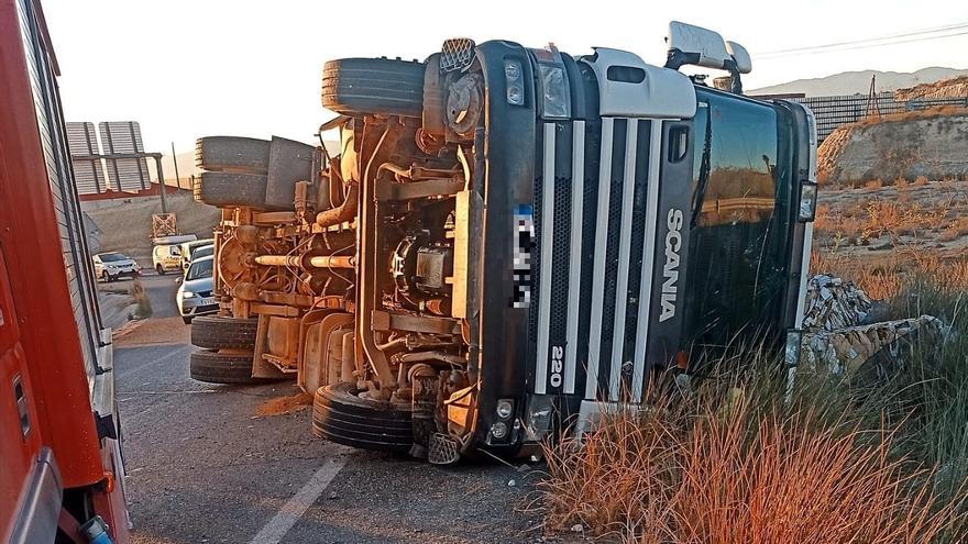 Atrapado y herido de gravedad después de volcar el camión en Alcantarilla