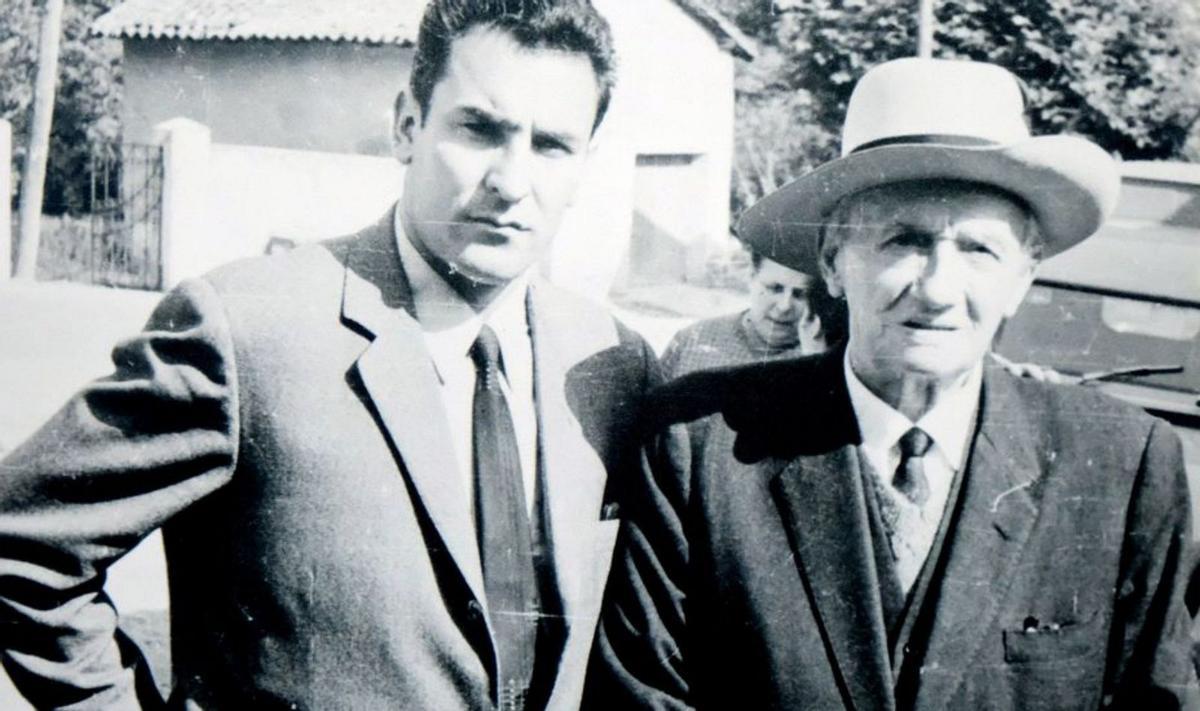 Albino Suárez, íntimo amigo de Alfonso Camín, junto al  poeta.