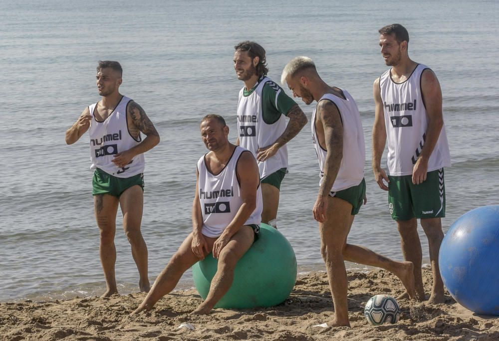 Entrenamiento del Elche CF en la playa de El Pinet