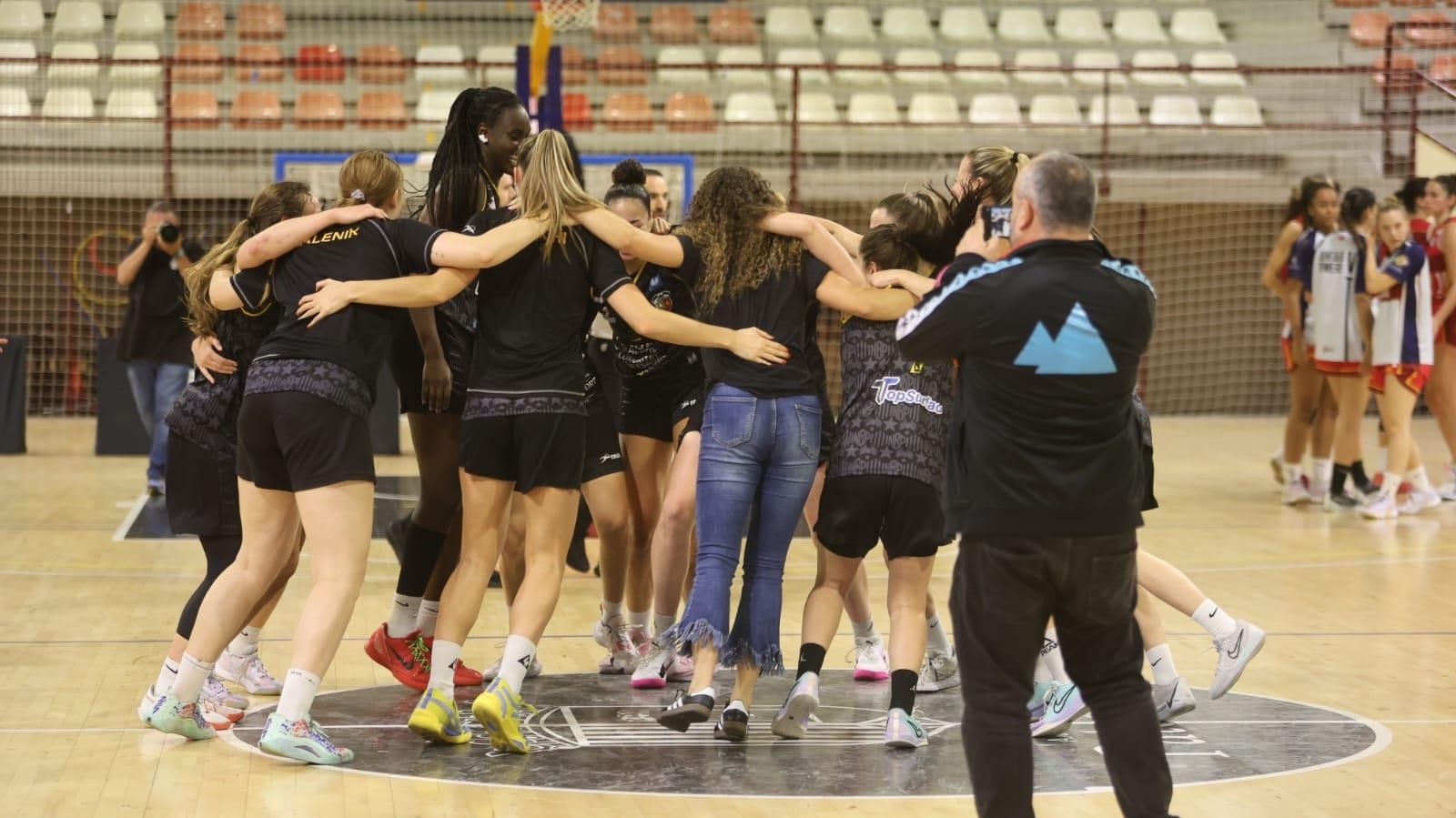 Las mejores imágenes de la celebración del triunfo de la Cordà de Paterna que da acceso al playoff de ascenso