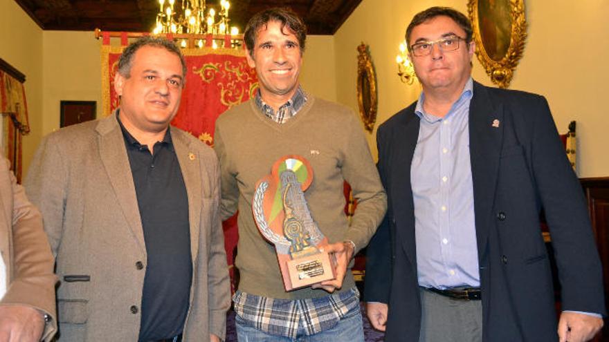 Juan Carlos Valerón, con el premio, junto a José Alberto Díaz (i) y Agustín Hernández (d).
