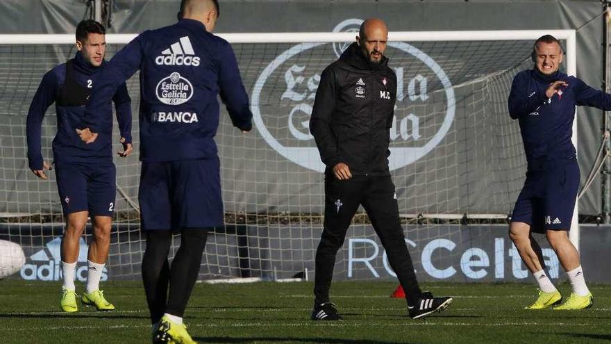 Cadoso dirige a Hugo Mallo, Maxi, de espaldas, y Lobotka en un ejercicio durante el entrenamiento de ayer en A Madroa. // Alba Villar