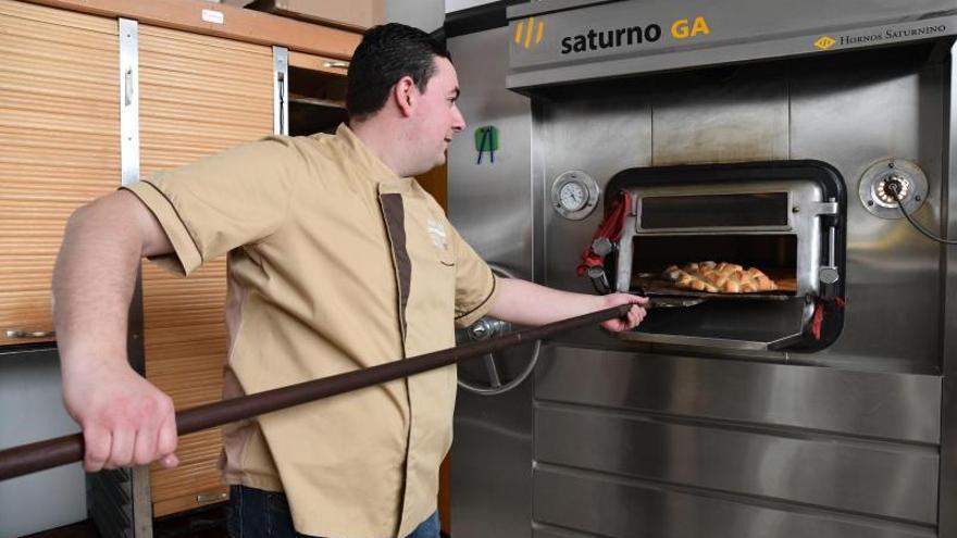 Un panadero de San Sebastián de los Ballesteros, estrella de la Ruta Española del Buen Pan