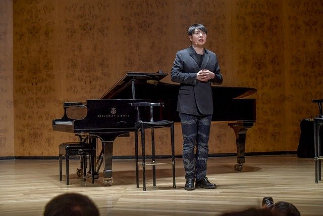 El pianista Lang Lang mantiene un encuentro con estudiantes de música en Gran Canaria