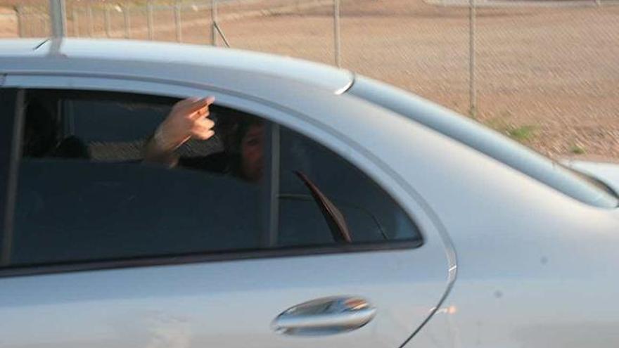 Ariel Gatto hace una peineta al fotógrafo desde el coche al salir de la cárcel.