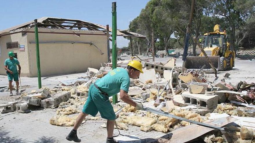 Un momento de las labores de derribo que se llevan a cabo en el camping de El Pinet en La Marina