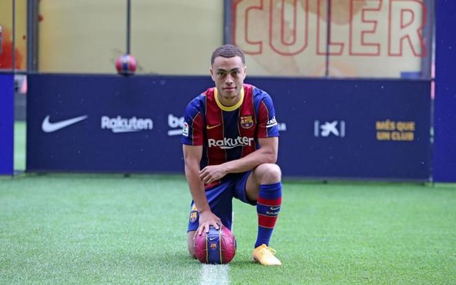 Las imágenes de la presentación oficial de Sergiño Dest en el Camp Nou.