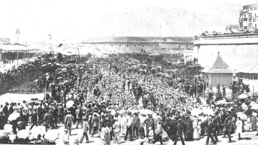 Aspecto del muelle de Alfonso XII durante el acto de bendición de la bandera.