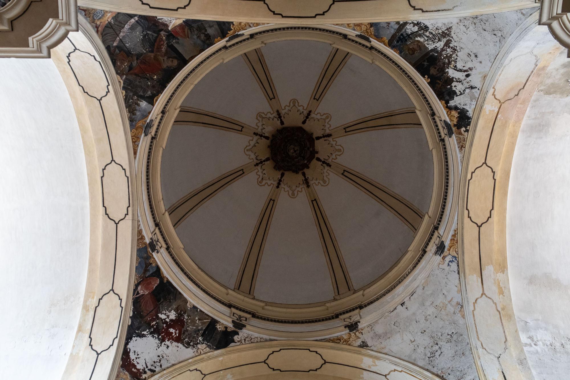 Cúpula central de la iglesia de Molacillos, donde los frescos están desapareciendo.