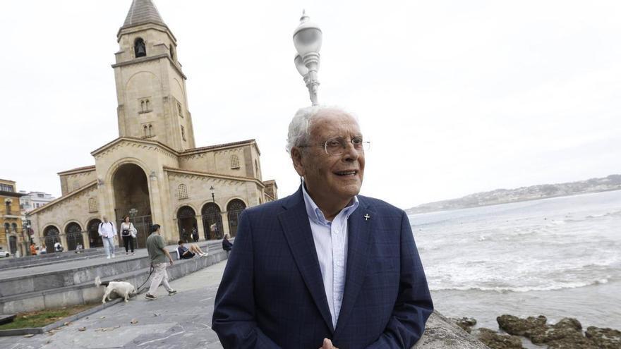 Javier Gómez Cuesta, párroco de San Pedro: "Los mercadillos en el Campo Valdés de Gijón son una profanación"