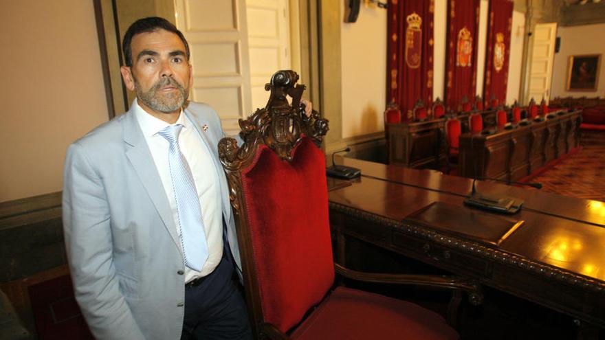 José López en el salón municipal en una imagen de archivo