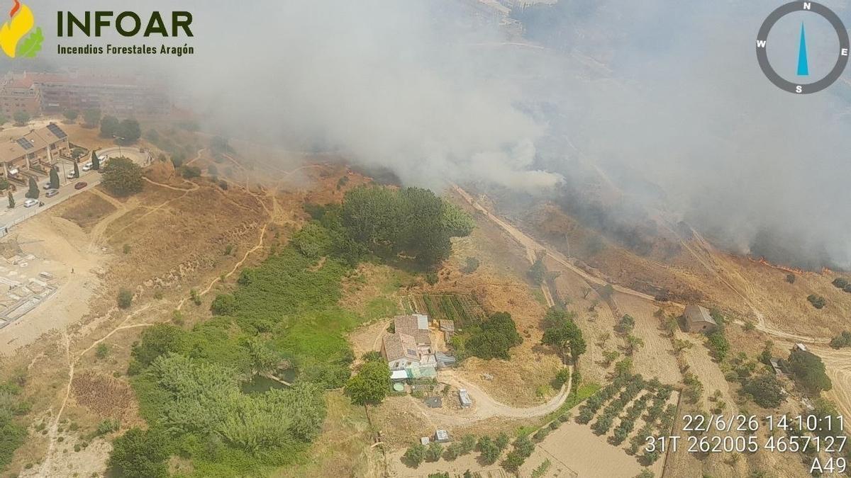 El fuego declarado en Barbastro estaba próximo a la N-240 y a una zona de viviendas.