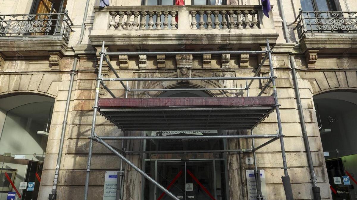 La fachada principal del Conservatorio, con un andamio.