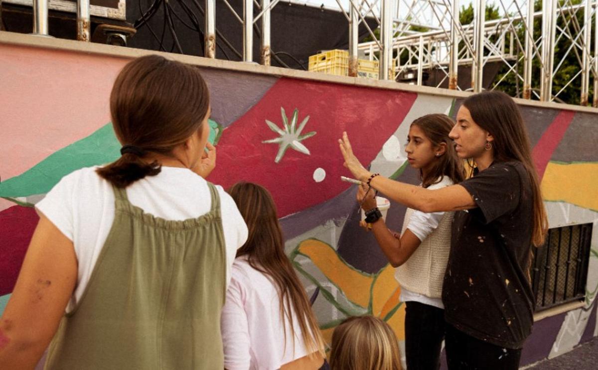 Roseta Fuster dirigiendo la pintura del mural colaborativo de La Font d'En Carròs.
