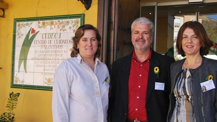 Miembros de Cudeca a la entrada del centro.