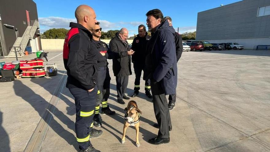 Barcala con los bomberos que viajaron a Turquía en febrero de este año, junto a la perra Piña