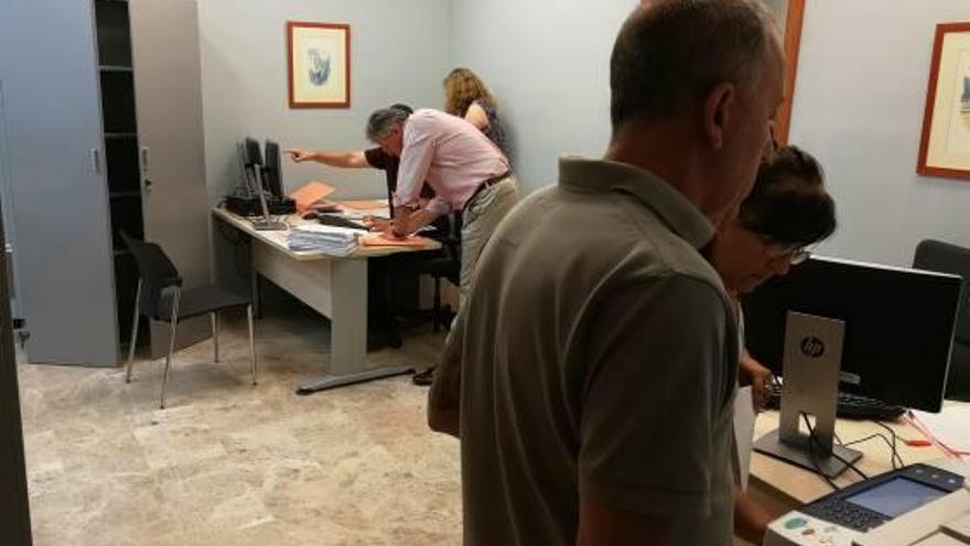 El personal del juzgado de Alicante trabajando en las dependencias tras recibir los muebles.