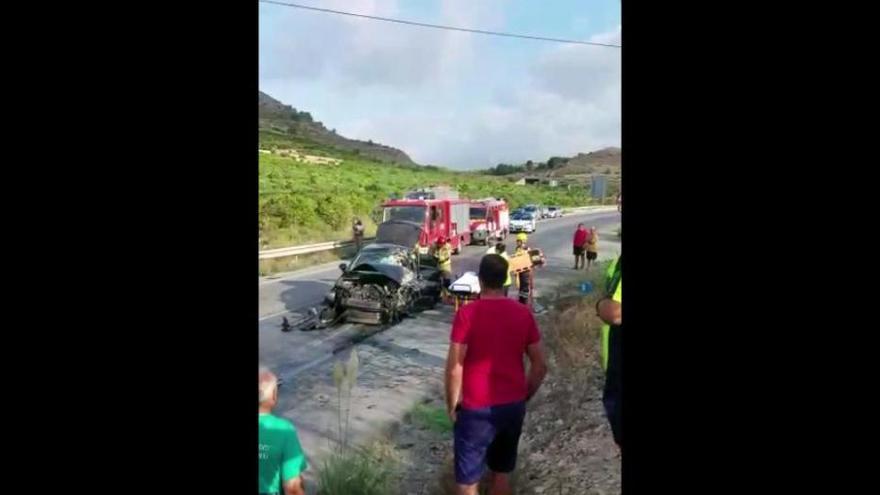 Un accidente entre un camión de reparto y dos turismos en Santomera