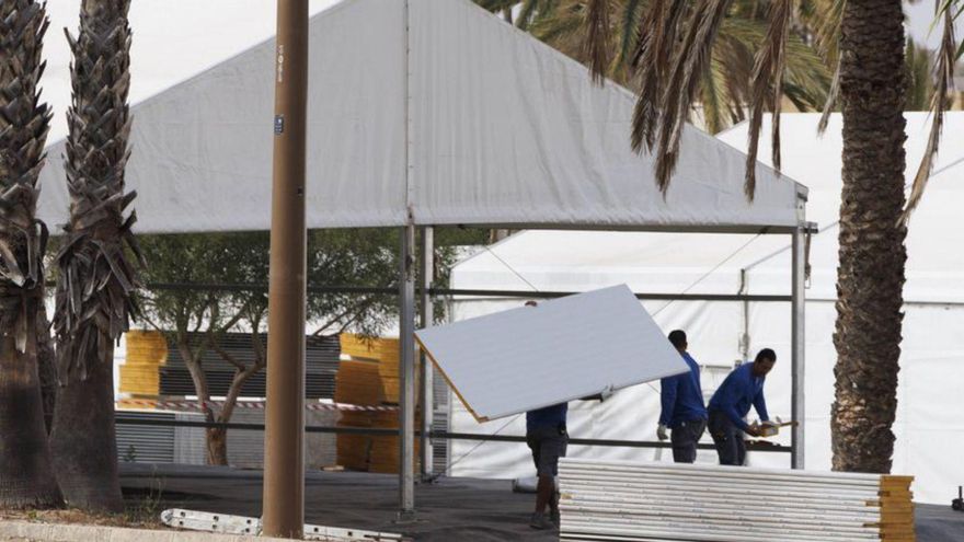 El Ayuntamiento precinta las nuevas carpas del campamento de inmigrantes de Cartagena y ordena su retirada
