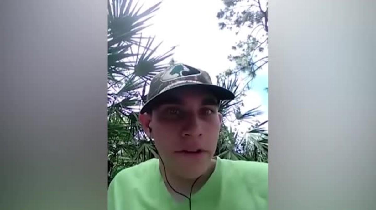 Hola Me llamo Nick y voy a ser el próximo tirador en una escuela en 2018. Mi objetivo es matar, al menos, a 20 personas, con una AR-15. Con una frialdad escalofriante, Nikolas Cruz cuenta sus macabros planes a la cámara de su propio móvil.