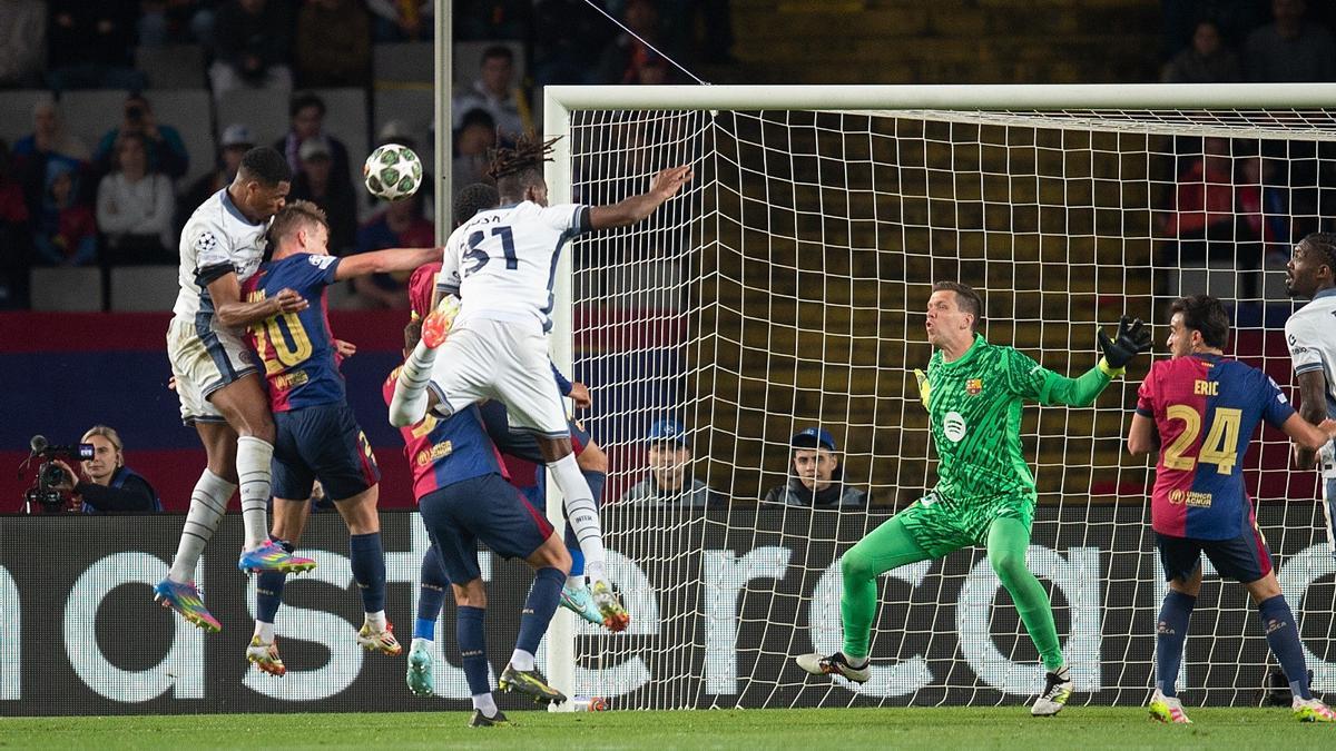 Dumfries, a la salida de un córner marca su segundo gol, el 2-3 del Inter al Barça en Montjuïc.
