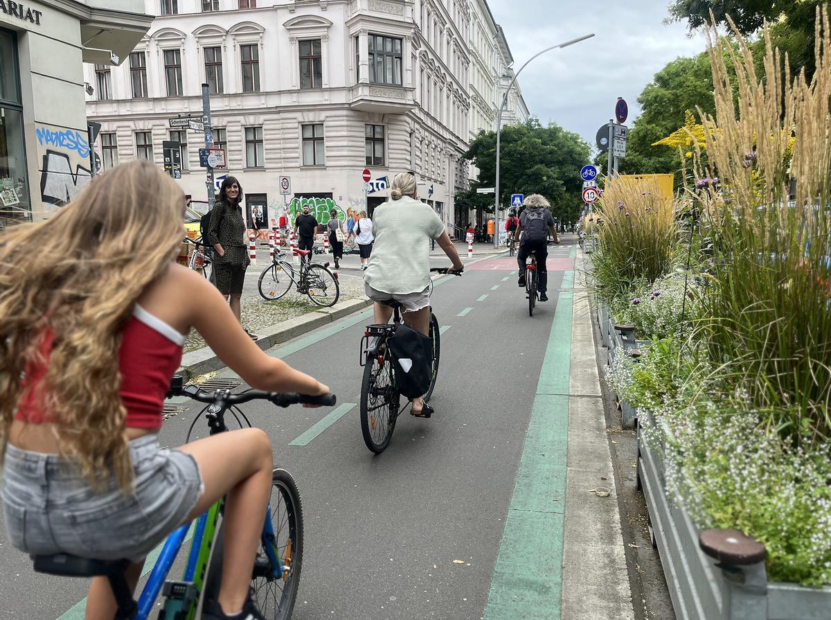 En una calle de Berlín modificada con urbanismo táctico.